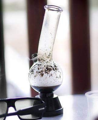 How To Use The Best Way To Clean A Bong?